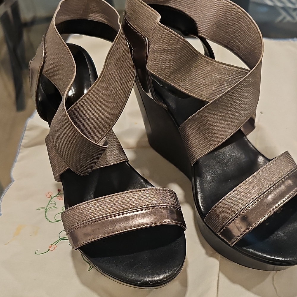 Charles David Black and Brown Wedges
